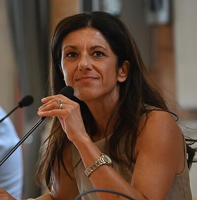 Tiziana Sicilia speaking into a microphone