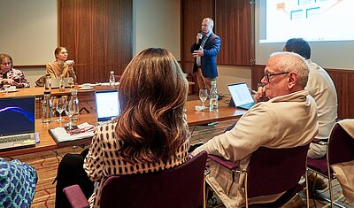 Gary Manders presenting to the tekom Europe assembly