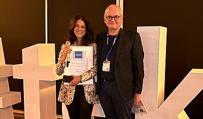 Tiziana Sicilia being honored by tekom Europe CEO