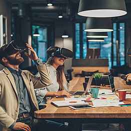Retro trifft Moderne Menschen mit VR-Brillen