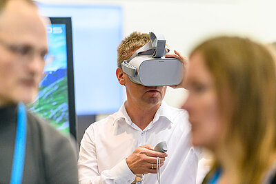 Person mit VR-Brille