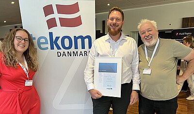 Esben Keller receiving the Ulf L Andersson award from committee members Maiken Blok and Boo Engstrand at NORDIC TechKomm Copenhagen