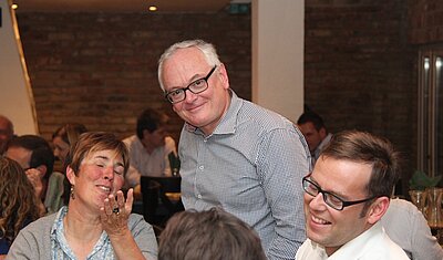 Michael Fritz visiting a dinner table at the 20th anniversary celebration dinner of tekom Österreich in 2014